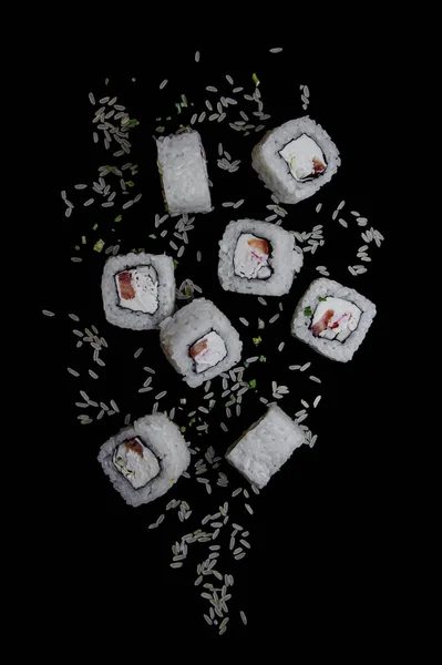 Hochfliegender Sushi Alakka Zusammen Mit Reis Auf Schwarzem Hintergrund Großaufnahme — Stockfoto