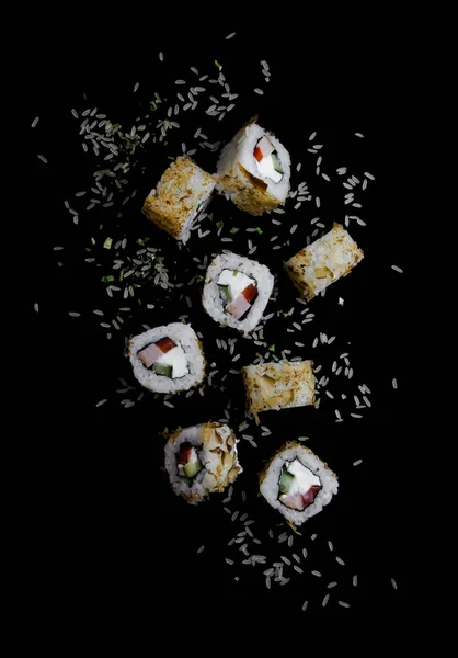 Hochfliegendes Kalifornisches Sushi Mit Geräuchertem Fisch Und Reis Auf Schwarzem — Stockfoto