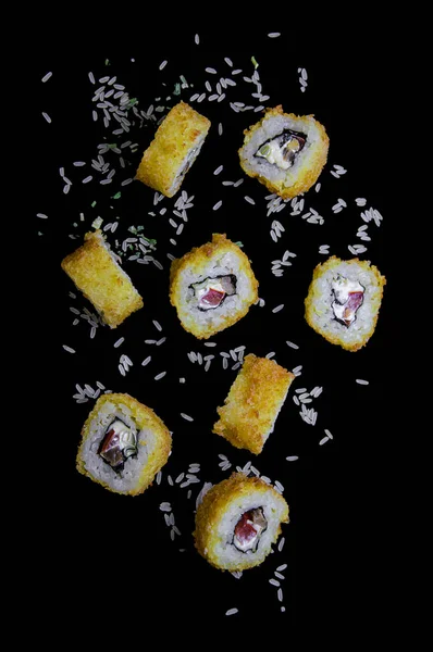 Sushi Tempura Amarillo Volando Con Arroz Sobre Fondo Negro —  Fotos de Stock