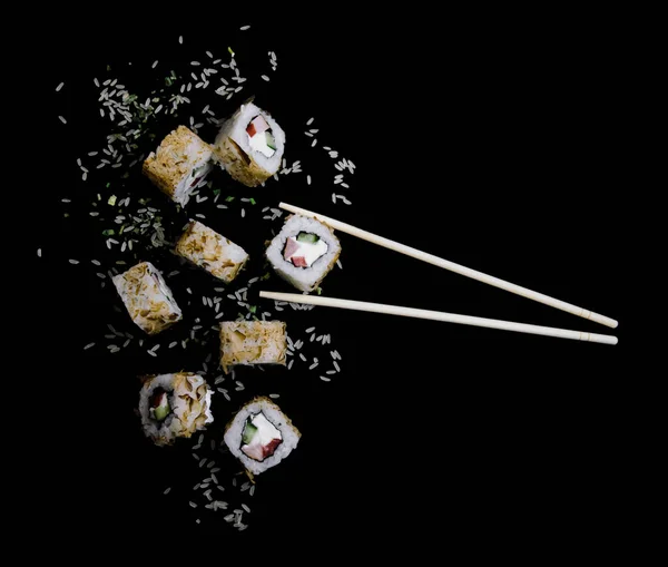 Hochfliegendes Sushi Kalifornien Mit Reis Auf Schwarzem Hintergrund Nahaufnahme Mit — Stockfoto