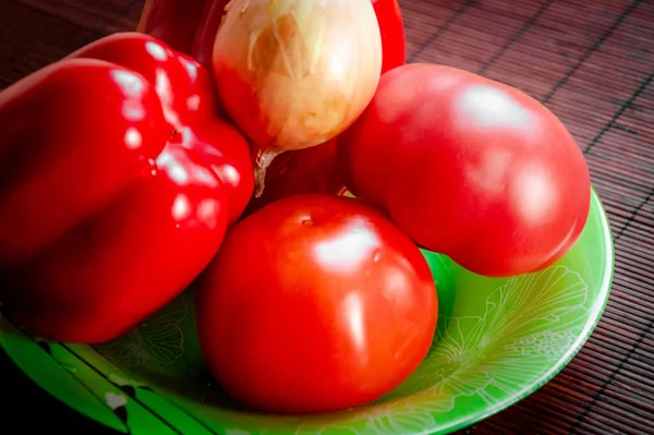 Sayuran Matang Tomat Merah Lada Bawang Bombay Lobak Pada Piring — Stok Foto