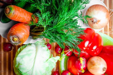 Sebze, kırmızı domates, tatlı biber, soğan, turuncu, havuç, salatalık, beyaz lahana, üst manzara.