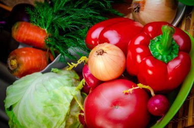 Sebze, kırmızı domates, tatlı biber, soğan, turuncu, havuç, salatalık, beyaz lahana, üst manzara.