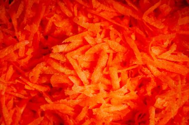 Portakallı taze taze havuçlar rendelenmiş.