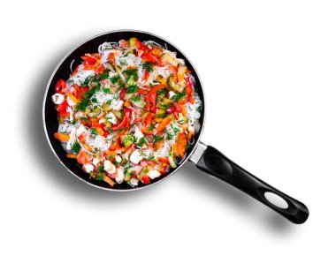 Fungoza salatası, selofan pilavı ve lezzetli sebzeler kırmızı çan biberi havuç salatalık, dereotlu yeşil soğan domates doğranmış kızarmış tavuk eti tavada birlikte beyaz bir arka plan manzarasında.