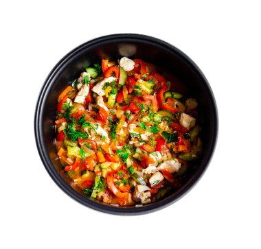 Ağız sulandıran lezzetli sebzeler kırmızı çan biberi havuç salatalık yeşillik domates soğan doğranmış tavuk eti tavada birlikte beyaz arka plan manzarasında