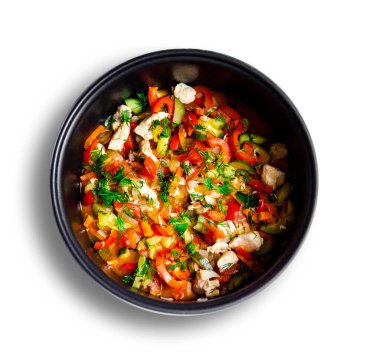 Ağız sulandıran lezzetli sebzeler kırmızı çan biberi havuç salatalık yeşillik domates soğan doğranmış tavuk eti tavada birlikte beyaz arka plan manzarasında