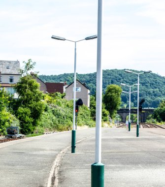 Lamba direkleri ve tepeleriyle Yazın Galler 'de Tren İstasyonu