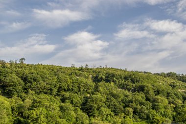 Tepelerin ve Dağların Üzerindeki Ağır Bulutlar