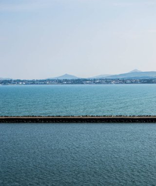 Deniz Kıyısı ve Ufuk Görünümünde Dalga Kırıcı