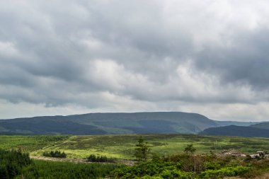 Güneşli bir günde Tepelerin Üzerinde Bulutlar