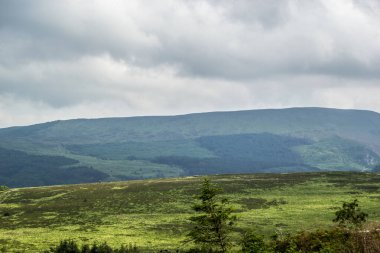 Güneşli bir günde Tepelerin Üzerinde Bulutlar