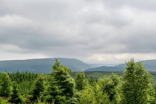 Schwere Wolken Über Hügeln Und Bergen — Stockfoto