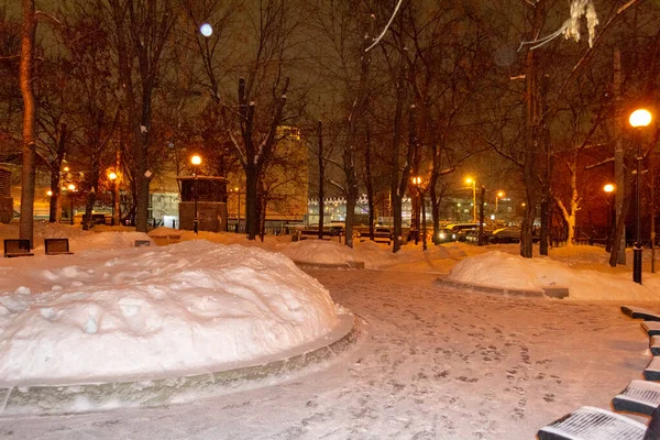 Nieve Invierno Parque Con Bancos Árboles — Foto de Stock