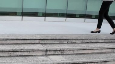 Yüksek topuklu ayakkabıyla yürüyen kadın bacakları. Yüksek kalite 4k görüntü