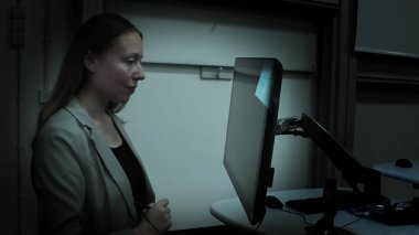 Bilgisayar sistemiyle etkileşimde olan bir kadın. Yüksek kalite 4k görüntü