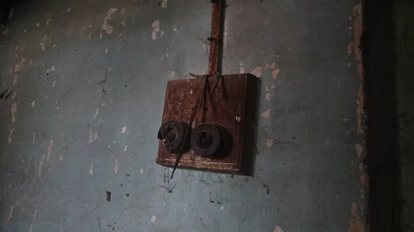 Hindistan 'ın kırsal kesiminde 70' lerin sonundan kalma eski paslanma tahtası.