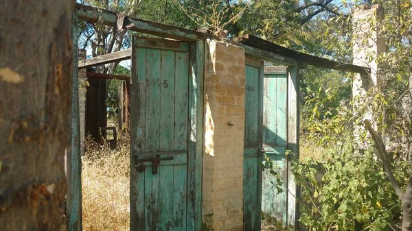 Kırık eski ev. Hindistan köyünün kırsal kesimindeki mavi kapılar.