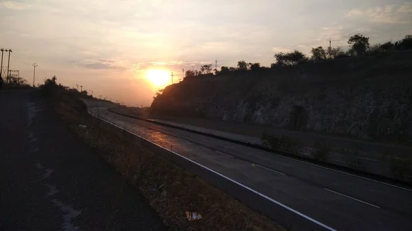 Hindistan 'da küçük bir tepenin üzerinde ulusal bir Pune Solapur otoyolunda gün doğumu
