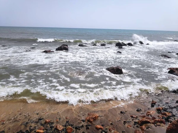 Hindistan 'ın Maharashtra bölgesinin Konkan bölgesindeki güzel kunkunkunkunkuneshwar plajı Arap denizi ile güpegündüz