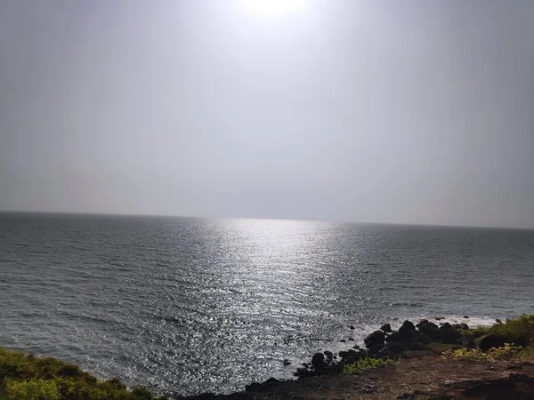 Arabskie Morze Świetle Dziennym Niewielkiego Poziomu Wzgórza Ukazującego Połączenie Nieba — Zdjęcie stockowe