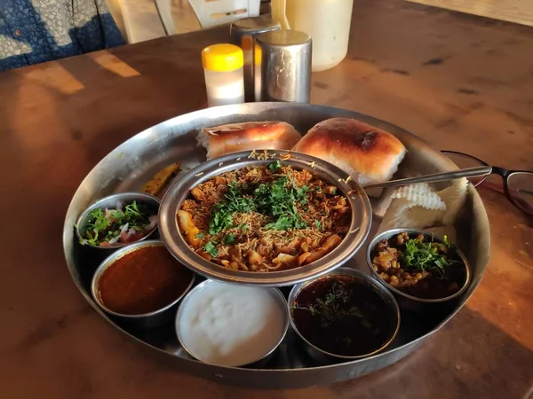 Petiscos Indianos Misal Lindamente Servido Com Pão Pav Para Café — Fotografia de Stock