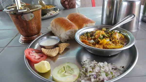 Indian Fast Food Snack Misal Pav Bun Some Salad Yoghurt — Stock Photo, Image