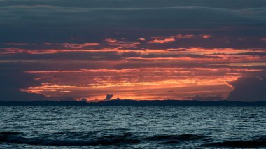 Polonya ve Almanya arasındaki Baltık deniz kıyılarında mavi saatin başında güneş batıyor.
