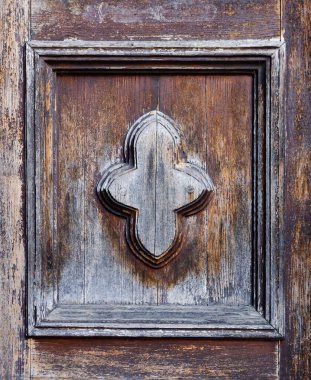 Eski manastır kapılarında süs eşyası.