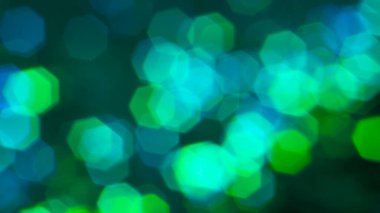 Bulanık arkaplan dokusunda bal peteği şeklinde yeşil ışık fenomenleri