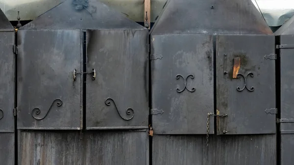 Baltık deniz balıkçıları geleneksel koyu çelikten tütsüleme evleri