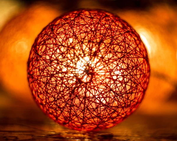 Ortalanmış iplik topu lambası ve arka planda bulanık diğer lambalar..