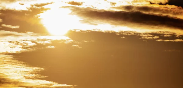 Güneşin altın saatleri bulutların ince tabakalarını boyuyor..