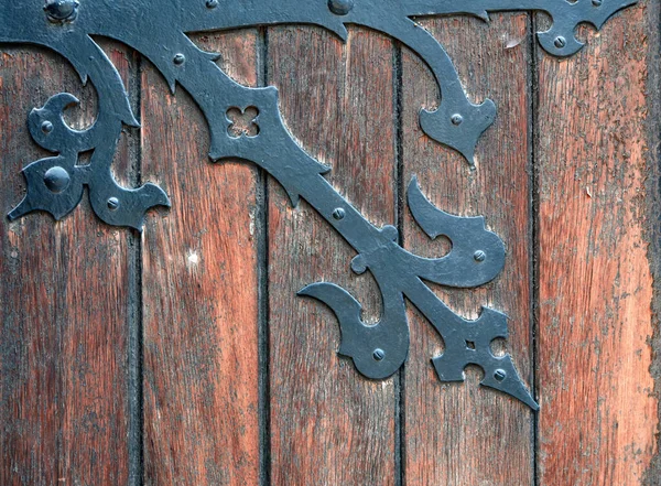 Eski manastır kapılarının üzerindeki dekoratif demir tesisatları.