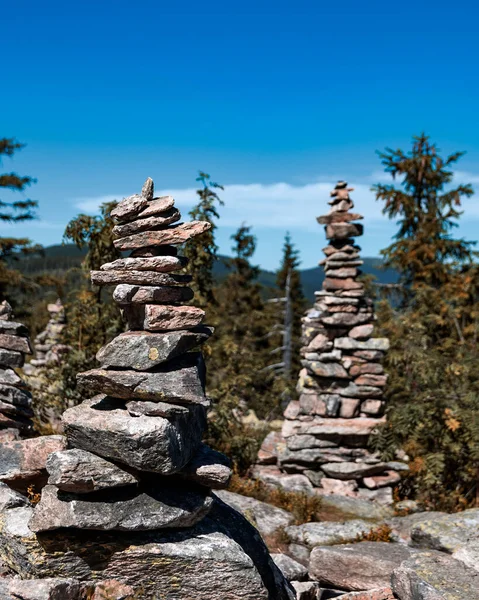 Sudetes dağlarının tepesinde çok sayıda zen taşı kuleleri var.
