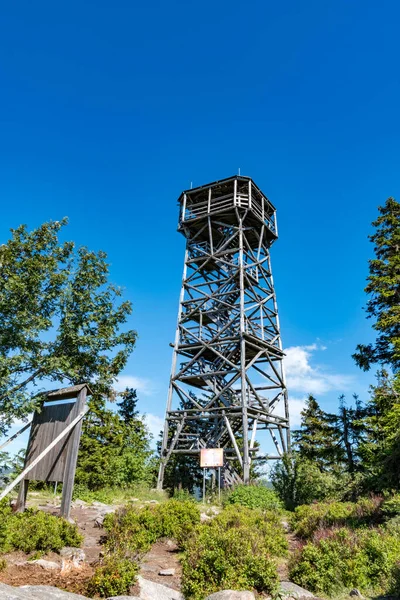 Polonya dağlarındaki turist gözlem kulesi Sudetes