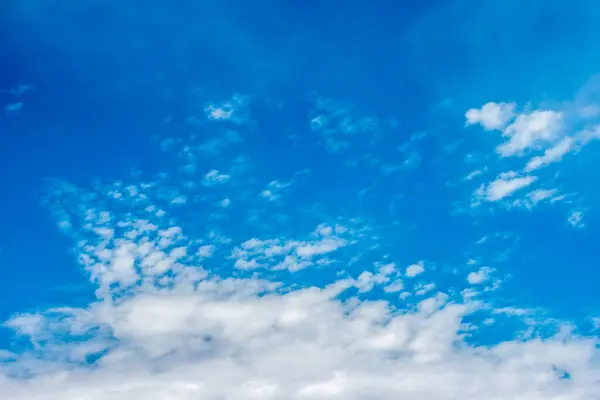 Cielo Azul Claro Con Pequeñas Nubes Formándose Las Formaciones Más — Foto de Stock