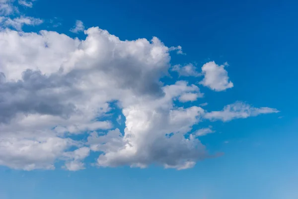Várias Pequenas Nuvens Espalhadas Pelo Céu Azul — Fotografia de Stock