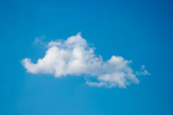 Una Nube Deriva Cielo Azul Claro Abierto Fondo Del Cielo — Foto de Stock