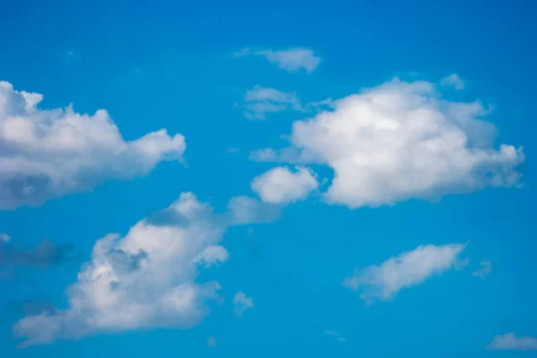 Pocas Nubes Pequeñas Sobre Claro Paisaje Azul Fondo Del Cielo — Foto de Stock