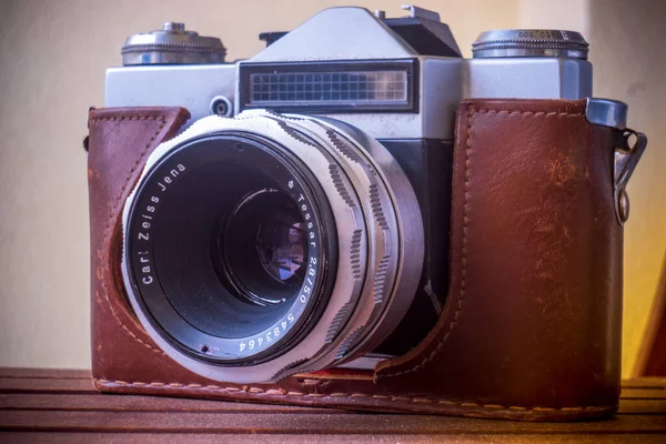 老旧的用户相机Zenit E皮箱与卡尔 齐斯镜头制作的幼儿 免版税图库照片