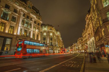 Londra, Şubat 2017 'de Oxford Caddesi' nin yakınındaki muhteşem manzara Londra 'da. Oxford Caddesi, Londra 'nın batı ucunda büyük bir yoldur. Uzun pozlu fotoğrafçılık. Londra, Birleşik Krallık