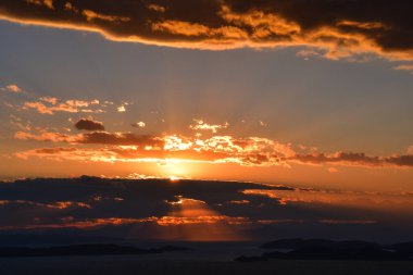 Yunanistan 'ın batısında günbatımı gökyüzü, Sporades adaları