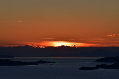 Yunanistan 'ın batısında günbatımı gökyüzü, Sporades adaları