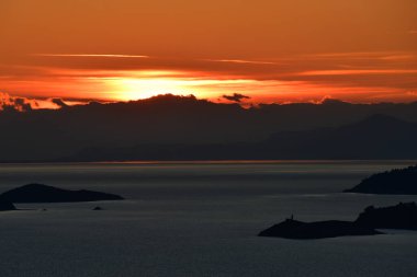 Yunanistan 'ın batısında günbatımı gökyüzü, Sporades adaları