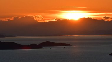 Yunanistan 'ın batısında günbatımı gökyüzü, Sporades adaları