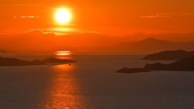 Yunanistan 'ın batısında günbatımı gökyüzü, Sporades adaları