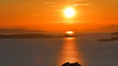 Yunanistan 'ın batısında günbatımı gökyüzü, Sporades adaları