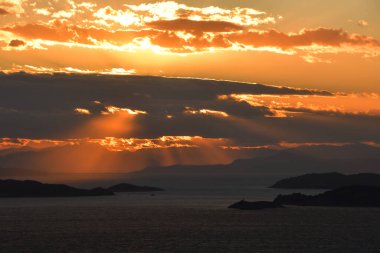 Yunanistan 'ın batısında günbatımı gökyüzü, Sporades adaları