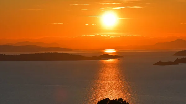 Yunanistan 'ın batısında günbatımı gökyüzü, Sporades adaları